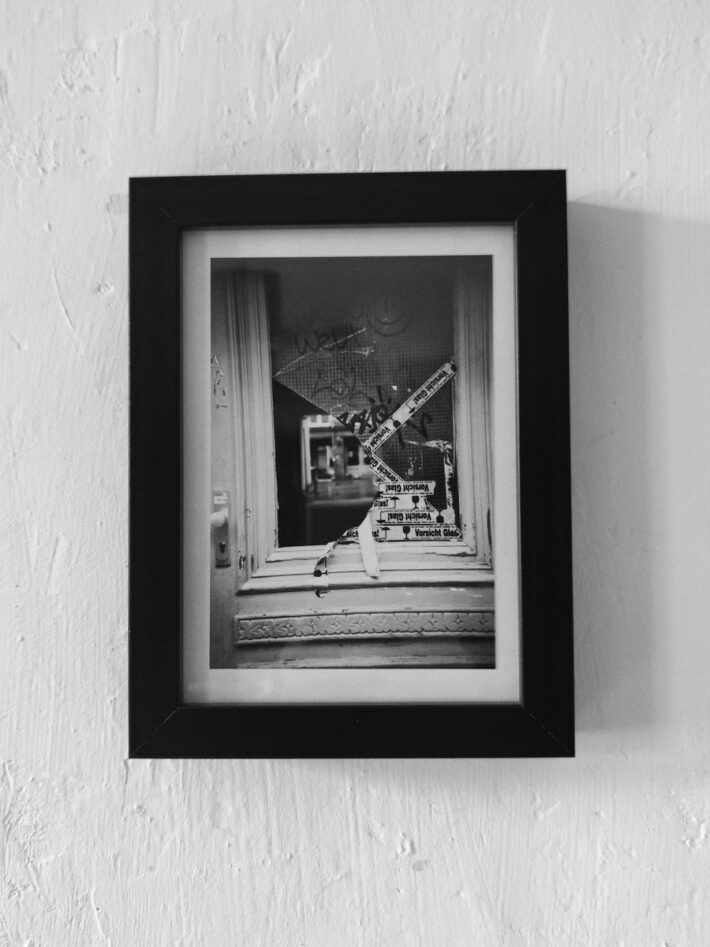 Das Foto in einem schwarzen Rahmen vor einer weißen Wand.