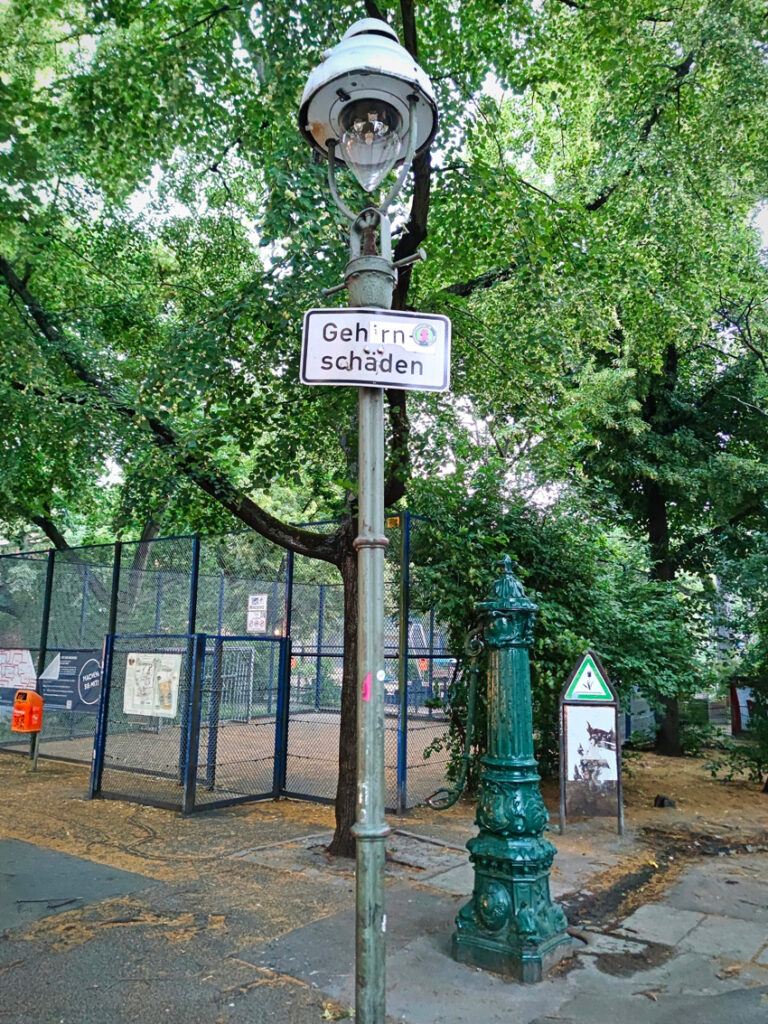 Ein zu "Gehirnschäden" umgeändertes "Gehwegschäden"-Schild. 