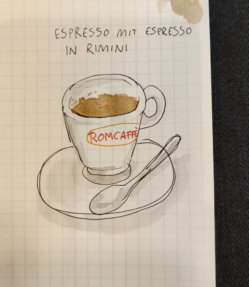 Eine ins Skizzenbuch gezeichnete Espressotasse mit Espresso darin. Der Espresso ist mit Espresso gemalt. 