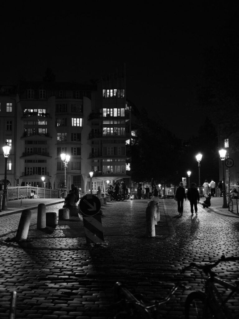 Die gleiche Brücke in schwarz-weiß fotografiert.